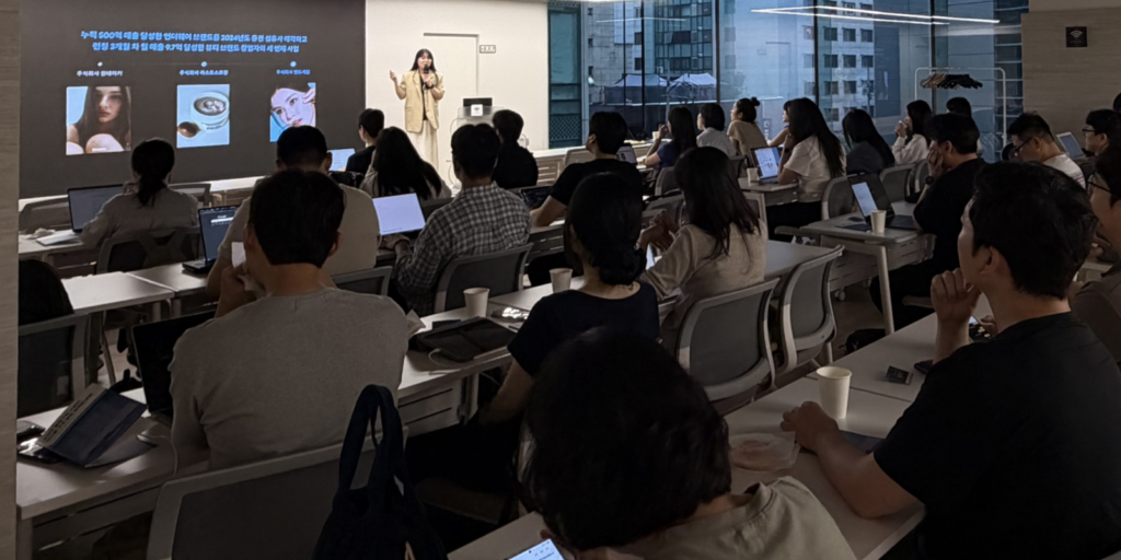 알파앱스 마케팅 살롱, 그 첫 번째 이야기 6 알파앱스 마케팅 살롱 행사장 전경, 홍유리 대표와 참석자들이 함께 있는 모습