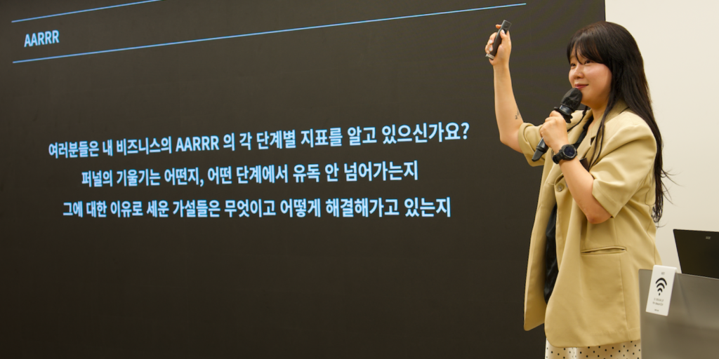 알파앱스 마케팅 살롱, 그 첫 번째 이야기 5 홍유리 대표가 Q&A 시간에 참석자의 질문에 답하는 모습
